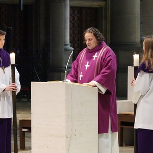 Diakon Alexander Niederwimmer mit Ministrant:innen