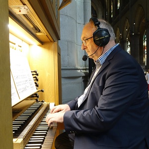 Domorganist Wolfgang Kreuzhuber an der Chororgel