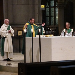 Domkurat Josef Keplinger und Diakon Peter Schwarzenbacher mit Ministranten