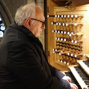 Domorganist Wolfgang Kreuzhuber an der Rudigierorgel
