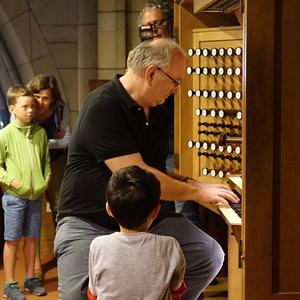 Domorganist Wolfgang Kreuzhuber mit einem kleinen Orgelentdecker