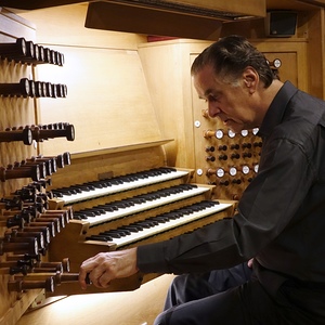 Ben van Oosten an der Rudigierorgel