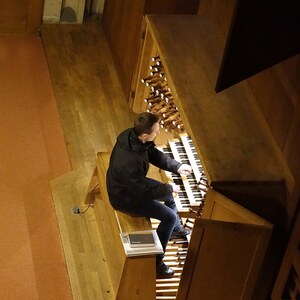 Dommusikassistent Gerhard Raab an der Rudigierorgel