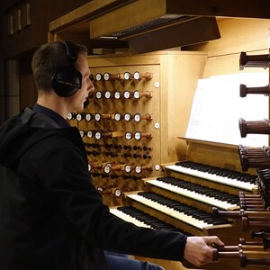 Dommusikassistent Gerhard Raab an der Rudigierorgel