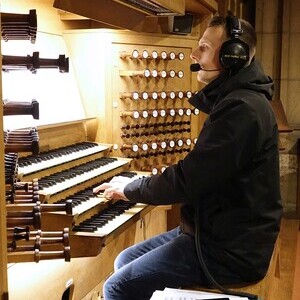 Dommusikassistent Gerhard Raab an der Rudigierorgel
