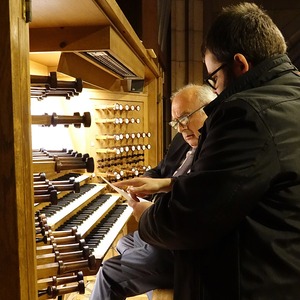 Domorganist Wolfgang Kreuzhuber mit Registrant Florian Zethofer an der Rudigierorgel