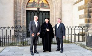 Bischof Michael Bünker (l.) und Bischof Manfred Scheuer (r.) und Kirchmeister Bernhard Naumann als Martin Luther bei der Stadtführung in Wittenberg vor der Tür, an der der Reformator 1517 die 95 Thesen angeschlagen hat