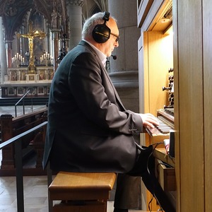Domorganist Wolfgang Kreuzhuber an der Chororgel