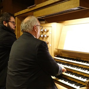 Domorganist Wolfgang Kreuzhuber mit Registrant Florian Zethofer an der Rudigierorgel