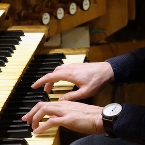 Dommusikassistent Gerhard Raab an der Rudigierorgel