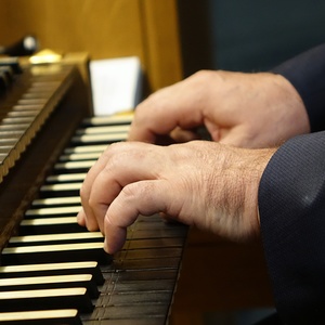 Domorganist Wolfgang Kreuzhuber an der Chororgel