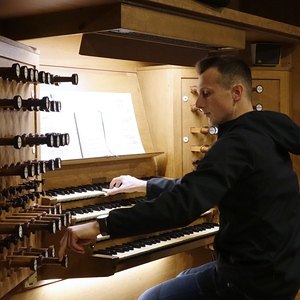 Dommusikassistent Gerhard Raab an der Rudigierorgel