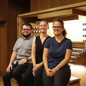 Katharina Zauner an der Rudigierorgel mit Registrant Florian Zethofer und Registrantin Theresa Zöpfl