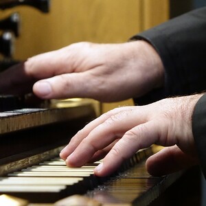 Domorganist Wolfgang Kreuzhuber an der Chororgel