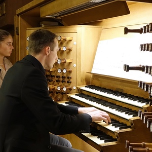 Dommusikassistent Gerhard Raab mit Registrantin Anne-Sophie Baehr an der Rudigierorgel