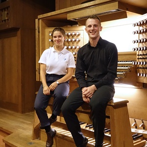 Gerhard Raab mit seiner Registrantin Anne-Sophie Baehr an der Rudigierorgel