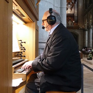 Domorganist Wolfgang Kreuzhuber an der Chororgel