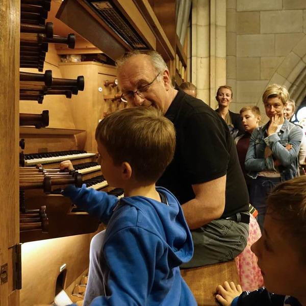 Domorganist Wolfgang Kreuzhuber umringt von kleinen und großen Orgelentdeckerinnen und Orgelentdeckern