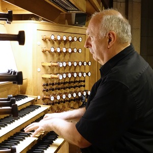 Domorganist Wolfgang Kreuzhuber an der Rudigierorgel