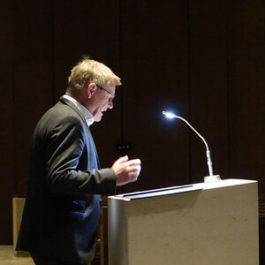 Christoph Niemand am Mikrofon