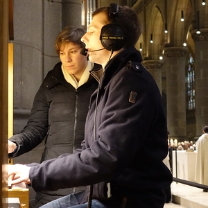 Dommusikassistent Gerhard Raab an der Chororgel