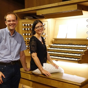 Bettina Leitner-Pelster mit ihrem Mann und Registrant Philipp Pelster an der Rudigierorgel