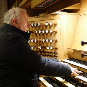 Domorganist Wolfgang Kreuzhuber an der Rudigierorgel