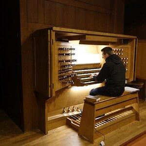 Dommusikassistent Gerhard Raab an der Rudigierorgel