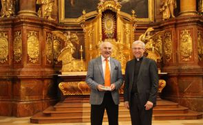 Dr. Franz Kogler (l.) und Dr. Johann Hintermaier erklärten die biblischen Engel in der Ursulinenkirche.