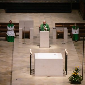 Bischofsvikar Johann Hintermaier bei der Predigt