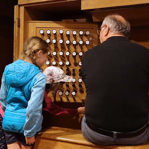 Kleine Orgelentdeckerinnen mit Domorganist Wolfgang Kreuzhuber