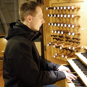 Dommusikassistent Gerhard Raab an der Rudigierorgel