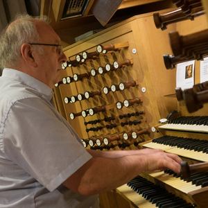 Domorganist Wolfgang Kreuzhuber an der Rudigierorgel