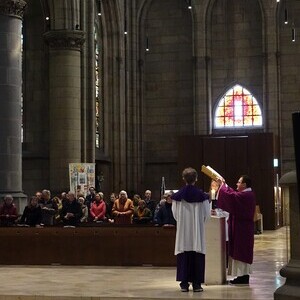 Diakon Anton Birngruber mit Ministrant:innen