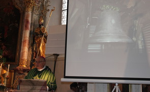 Bischof em. Maximilian Aichern feierte mit der Pfarre Lengau 500 Jahre Wetterglocke.