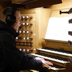 Dommusikassistent Gerhard Raab an der Rudigierorgel