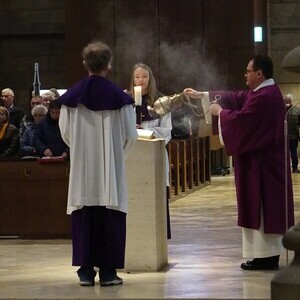 Diakon Anton Birngruber mit Ministrant:innen