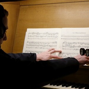 Dommusikassistent Gerhard Raab an der Rudigierorgel