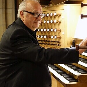 Domorganist Wolfgang Kreuzhuber an der Rudigierorgel