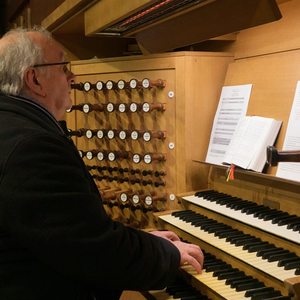 Domorganist Wolfgang Kreuzhuber an der Rudigierorgel