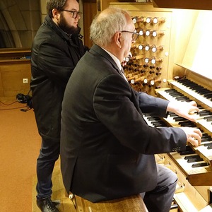 Domorganist Wolfgang Kreuzhuber mit Registrant Florian Zethofer an der Rudigierorgel