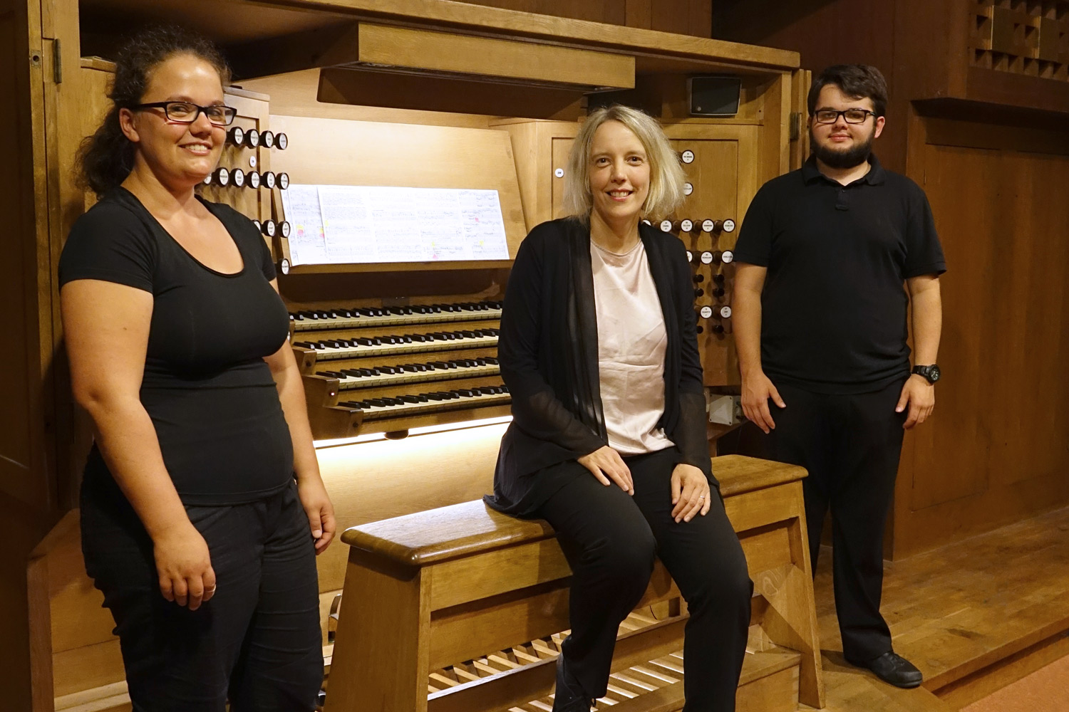 Elisabeth Zawadke an der Rudigierorgel mit Registrantin Theresa Zöpfl und Registrant Florian Zethofer