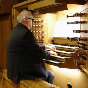 Domorganist Wolfgang Kreuzhuber an der Rudigierorgel