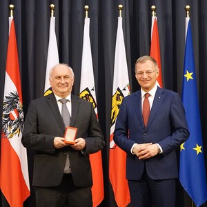 Landeshauptmann Thomas Stelzer überreicht Domorganist Wolfgang Kreuzhuber das Goldene Ehrenzeichen für Verdienste um die Republik Österreich