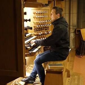 Dommusikassistent Gerhard Raab an der Rudigierorgel