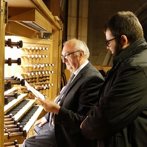 Domorganist Wolfgang Kreuzhuber mit Registrant Florian Zethofer an der Rudigierorgel