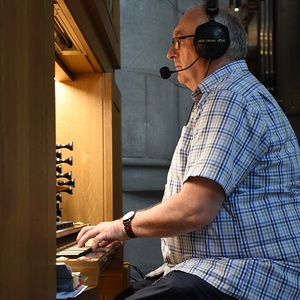 Domorganist Wolfgang Kreuzhuber an der Chororgel