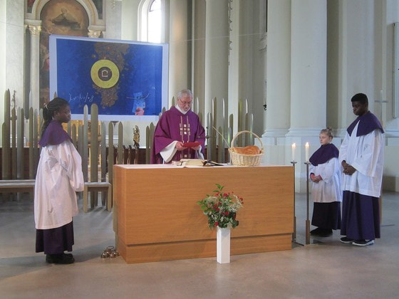 Pfarrer Christian Zoidl mit den Minis - 17.03.2019