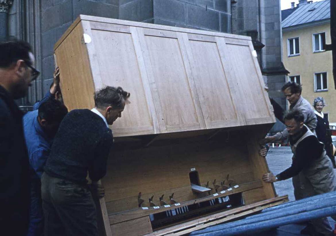 Anlieferung des Spieltisches der Rudigierorgel (Mai 1968)