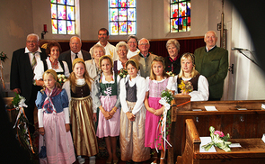 v.l.: Albert und Maria Märzinger, Karl und Margarete Haas, Pfarrer Reinhard Bell und Wortgottesdienstleiterin Elisabeth Strigl, Renate und Kurt Tonner, Margarete und Johann Rothberger.